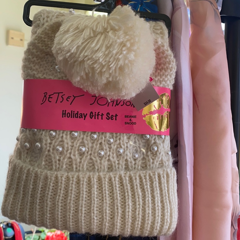 Winter hat and muffler white color